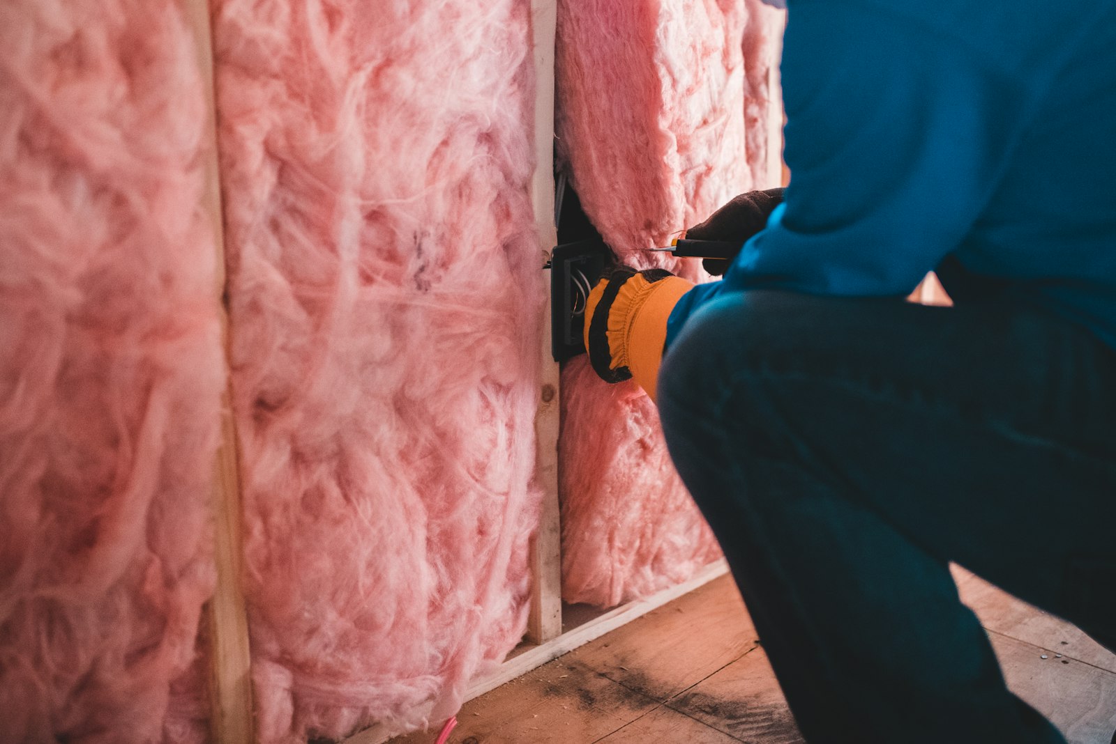 Phoenix Pest Pro technician in Gilbert treating a home exterior for pests